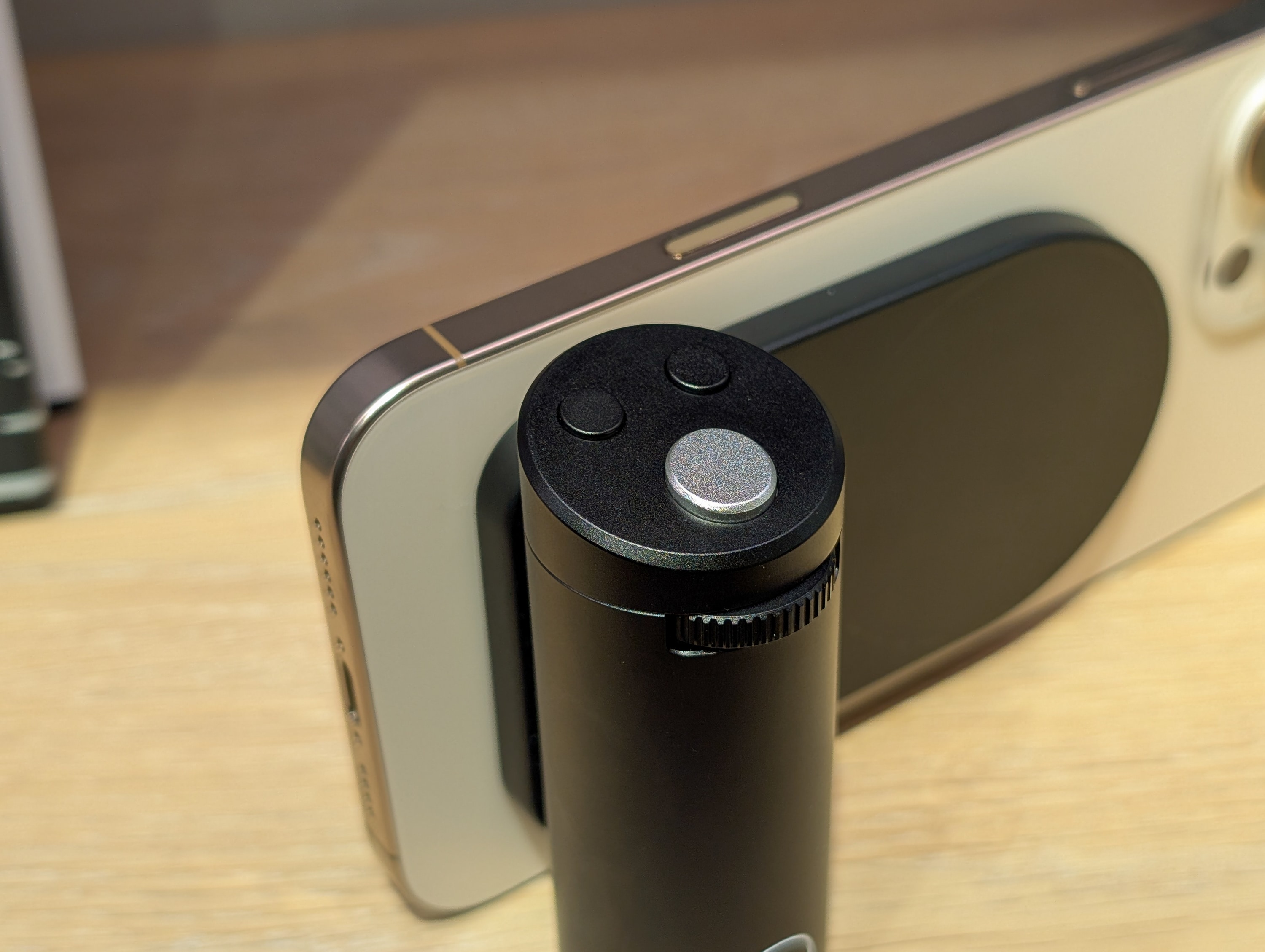 新品　Leica LUX Grip 国内正規品 Amazon.com: Leica LUX Grip for Smartphones (18562) : Cell