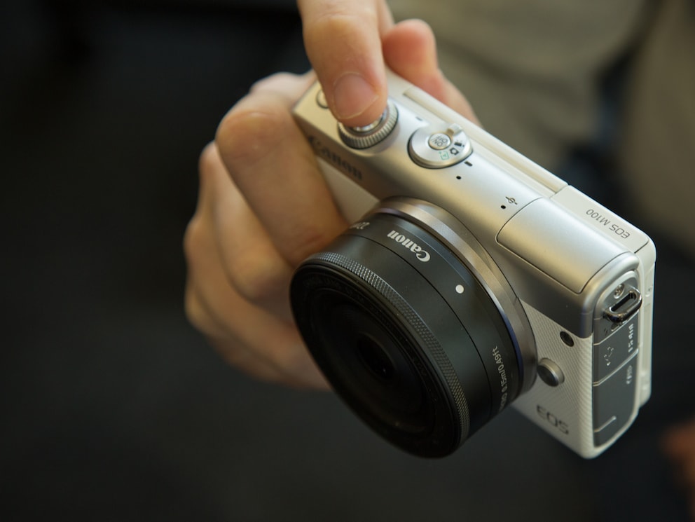 Die Canon EOS M100 ist für eine Kamera mit dieser Sensorgrösse sehr flach. Zusammen mit dem kleinen 22mm-Objektiv hat sie mit einer Kompaktkamera vergleichbare Abmessungen.