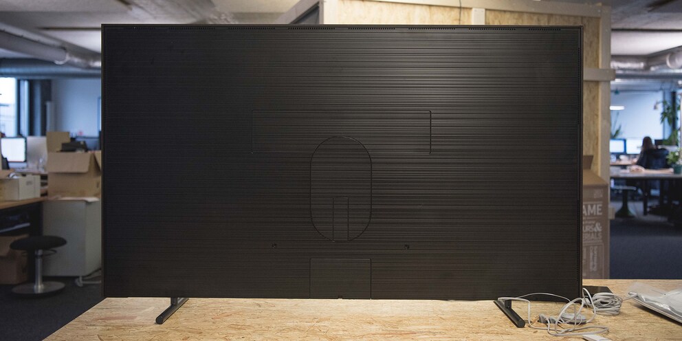 Auch von hinten – falls du den Frame nicht an die Wand montierst – sieht der Frame sehr stylisch aus. Einzig der Stromkabel und ein Glasfaserkabel zur One Connect-Box führen vom TV weg.