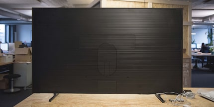 Auch von hinten – falls du den Frame nicht an die Wand montierst – sieht der Frame sehr stylisch aus. Einzig der Stromkabel und ein Glasfaserkabel zur One Connect-Box führen vom TV weg.