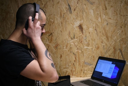 Roy aus der Gaming-Abteilung hat Musik auf Profi-Niveau gemacht und eine Ausbildung zum Audio-Engineer begonnen. Rate mal was auf seinen Arm tätowiert ist.