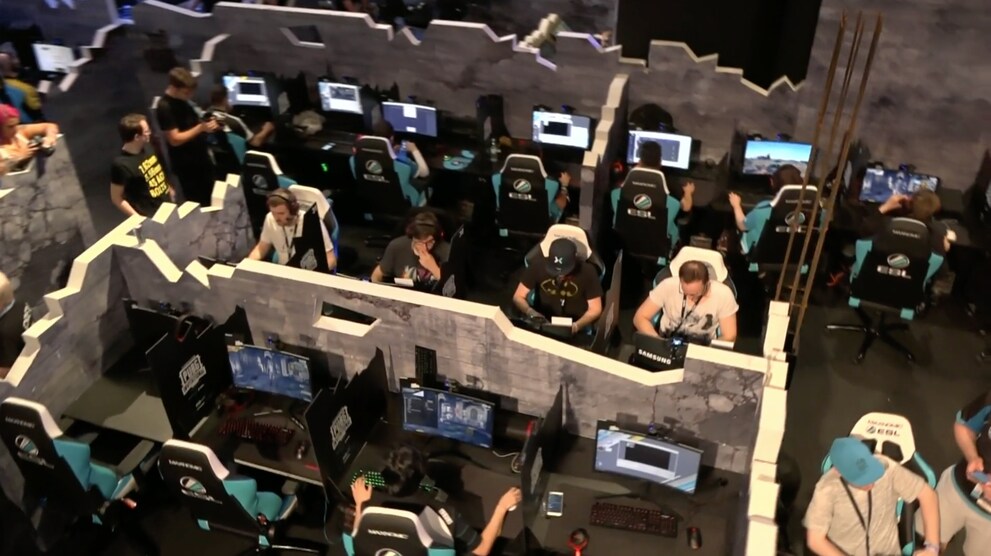 Diese falschen Ruinen dienten als Kulisse am Invitational an der Gamescom.