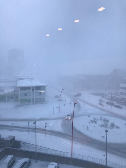 Ein Bild aus einem Fenster in Reykjavik