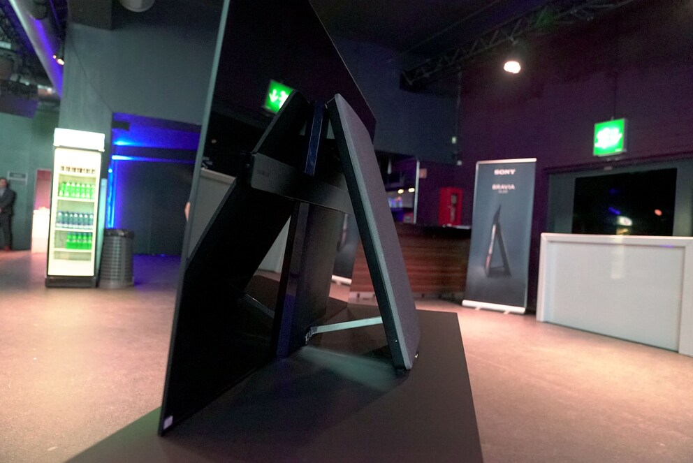 Rechts: Die Rückseite des A1-OLEDs mit angewinkeltem Panel.