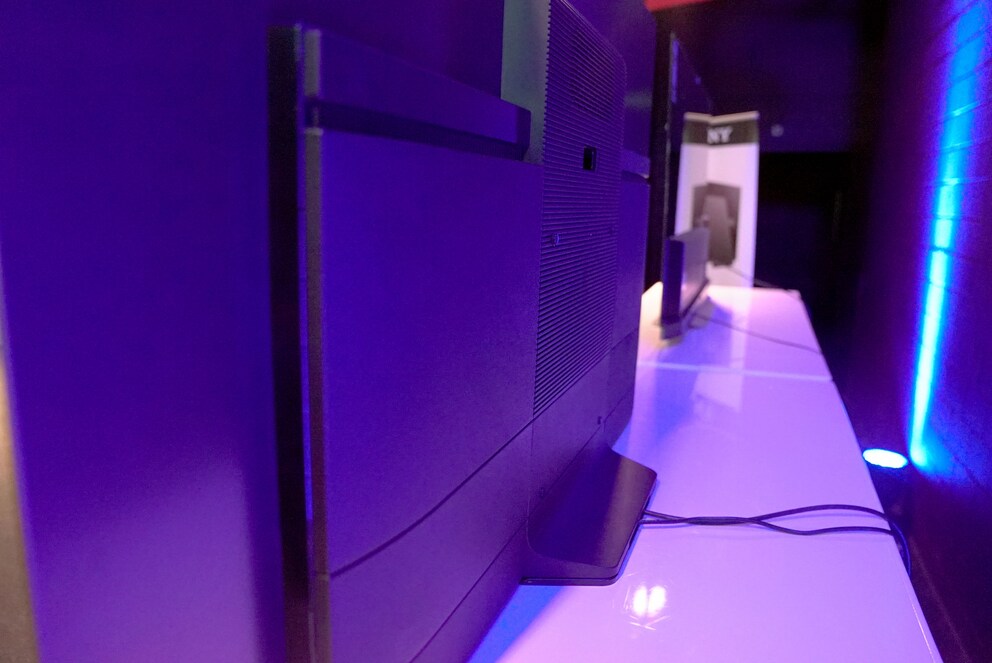 Links: Die Rückseite des AF8-OLEDs.