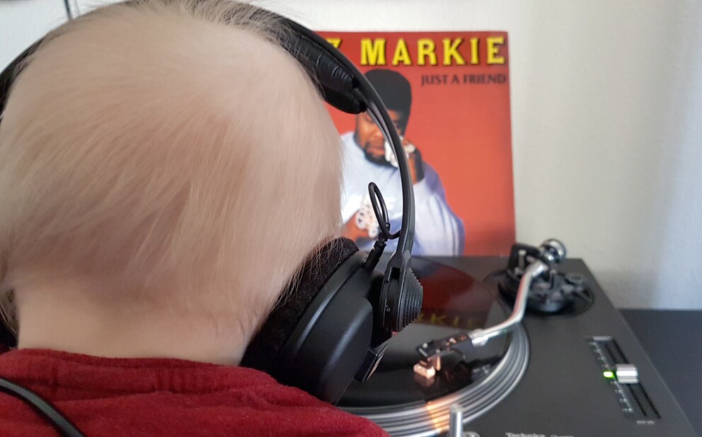 Der Sennheiser HD 25 passt auch auf den kleinsten Kopf.
