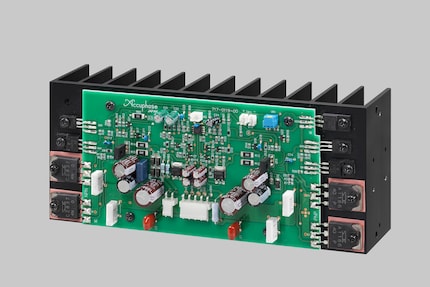 Endstufe für einen Kanal eines Transistor-Vollverstärkers: Die grossen Leistungstransistoren sind wie ihre Treiber auf Kühlkörpern montiert, weil sie sehr warm werden können. Quelle: Accuphase