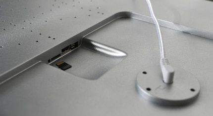 There's a slot for a memory card on the back of the canvas. Unlike a PC screen, the frame only has a thin white cable.