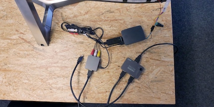 From the signal source to the HDMI splitter, from the splitter to the AV converter, from the converter to the USB grabber and from there to the RasPi.