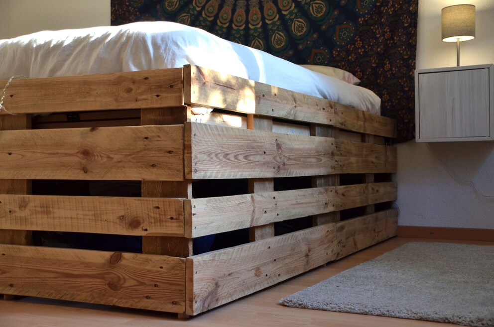 Das erwähnte Bett aus alten Paletten bei mir zu Hause.