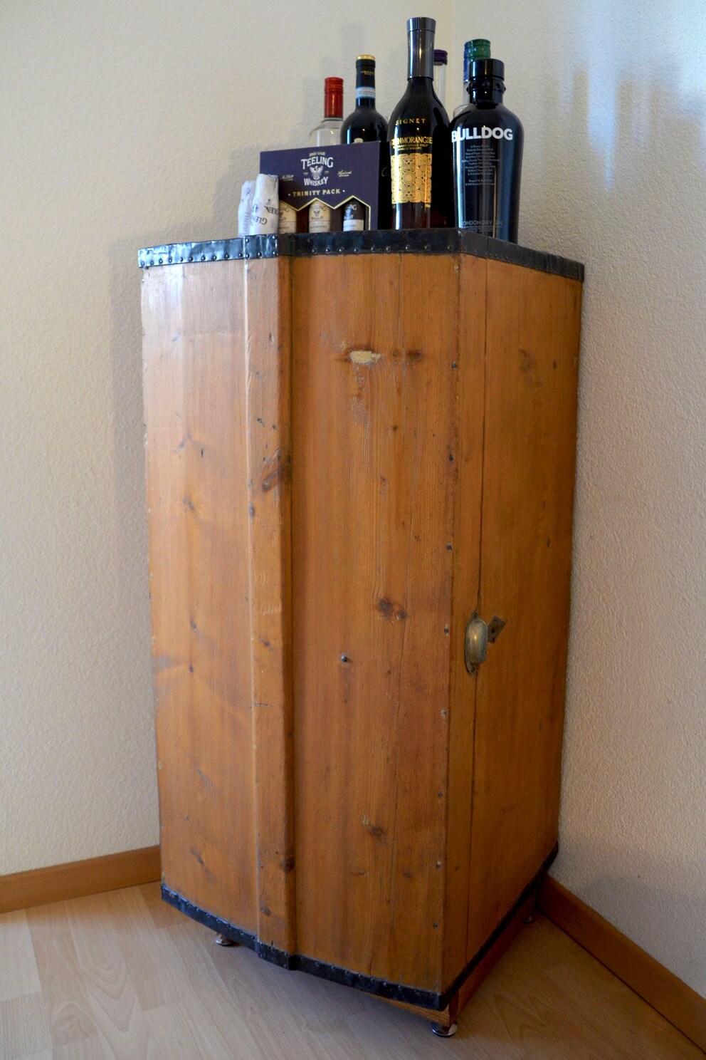Mit der hauseigenen Bar lässt sich der ganze Alkohol wahlweise verstecken oder in Szene setzen.