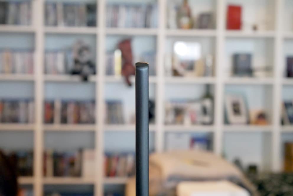 So sieht der C8 von der Seite aus. Zum Vergleich: Mein Zeigefinger ist etwa zwei Millimeter breiter. Beeindruckend, nicht wahr? Also der OLED, nicht mein Zeigefinder.