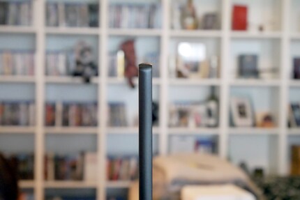OLEDs können sehr dünn gebaut werden, weil sie keine Hintergrundbeleuchtung benötigen. Der C8 von LG ist etwa 1 Zentimeter dick