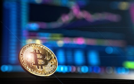 Übrigens: Die meisten digitalen Währungen orientieren sich am Kurs des Bitcoins.