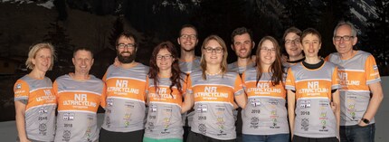Alle für eine, gemeinsam ans Ziel: Nicole Reist (2.v.r.) tritt zwar alleine in die Pedale, kann sich aber auf ihr Team im Hintergrund verlassen.