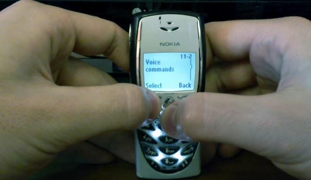 Bereits etwas ältere Mobiltelefone boten einfache Sprachanweisungen.  «Beliebt» war bei Nokia beispielsweise das Voice Dialing.