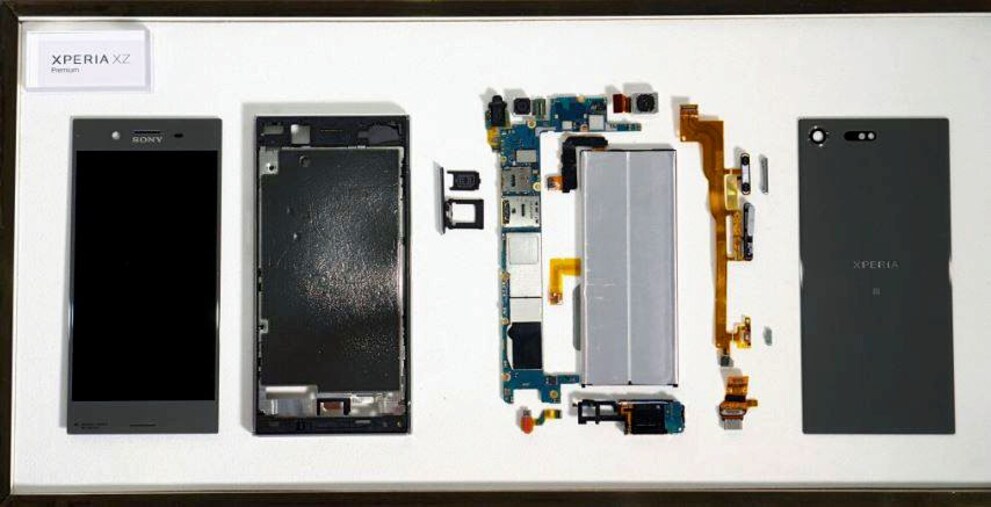 Der Akku des Sony XPeria XZ Premium nimmt viel Platz ein. Der Akku ist der graue Block