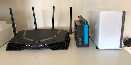 Echt ein mächtiger Brummer: der Router im Grössenvergleich.