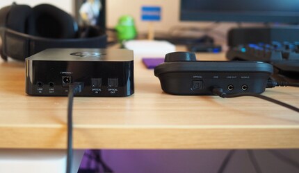 Links ist die Basis-Station für die Wireless-Version, rechts die Fernbedienung für den GameDAC.