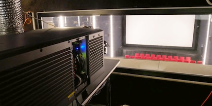 Das war einmal. Der Projektor und die silbrige Leinwand.