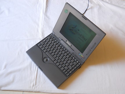 Intel i486DX4 75 MHz, 8 MB RAM, 400 MB HDD, 3.5 inch Floppy Drive, PCMCIA, Dos 6.22, Windows 3.1 (italiano)