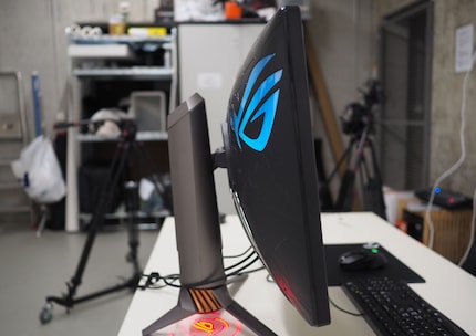 Dünn ist der Monitor definitiv nicht.