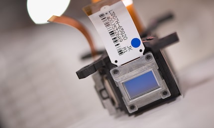 Das blaue Licht geht durch dieses LCD-Panel und erzeugt das blaue Bild.