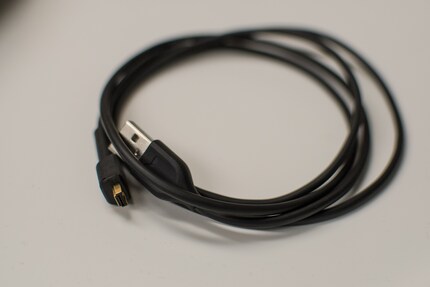 Das USB-Kabel wird mitgeliefert. Andere Kabel wie für 3,5mm-Klinke musst du separat dazu kaufen