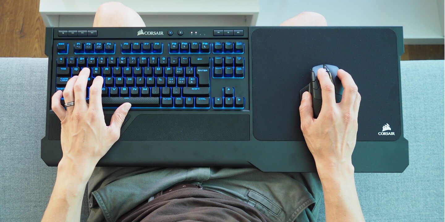 Corsair K63 Lapboard: So zocken auch PC-Spieler bequem vom Sofa aus