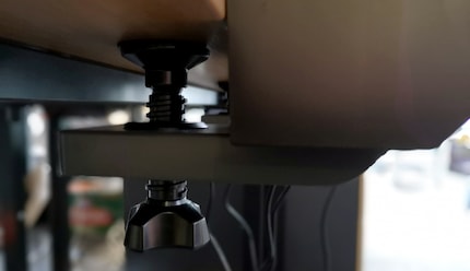 Dank der Befestigung sitzt die Hardware auch in der Hitze des Pflügens.