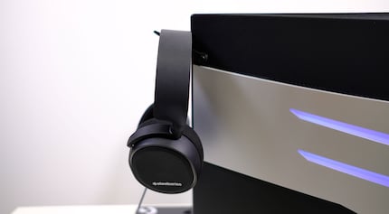 A fold-down headphone holder is also built in.