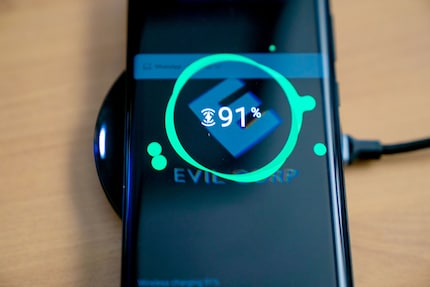 Wenn du dein Phone richtig ausgerichtet hast, dann leuchtet ein LED auf