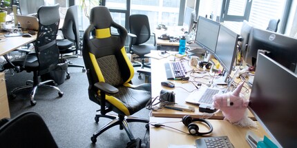 Das Design sticht unter all den normalen Stühlen heraus.