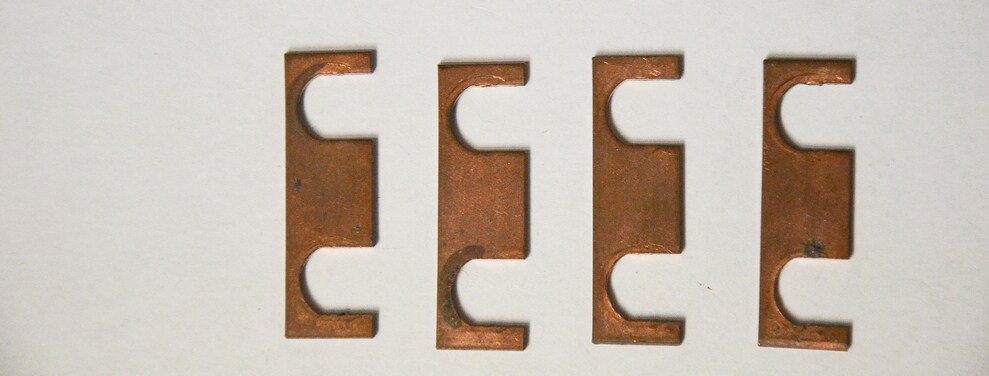 Am besten schnell raus: Die meisten Lsutsprecher mit BiWiring-Anschluss verbinden die Frequenzbereiche aussen mit so genannten Kabelbrücken aus Blech.
