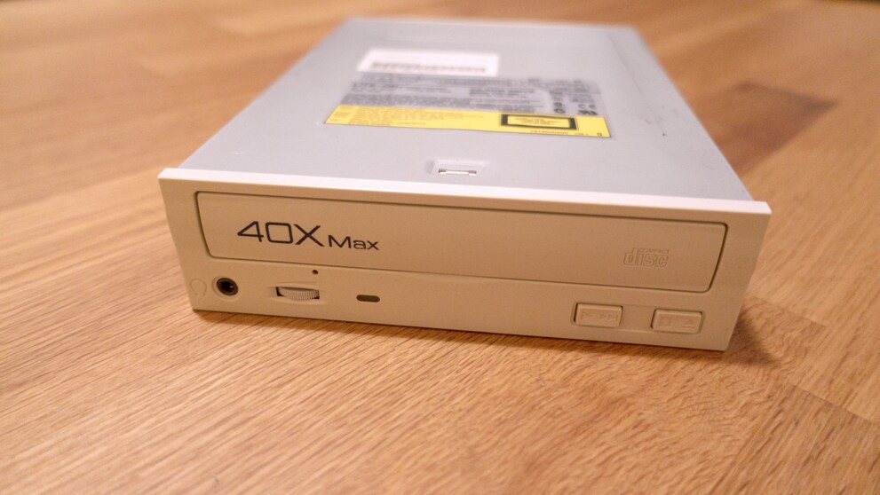 Leider nicht aus der Zeit um 1995. Dennoch versprüht es ein wenig Retro-Charme.