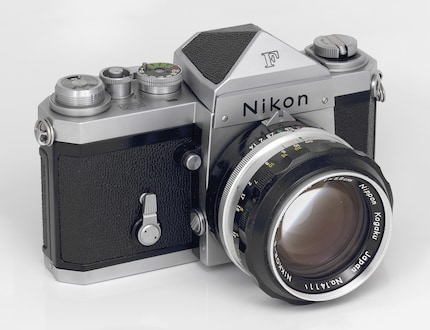 A Nikon F from 1962 approx. Yesterday's lenses still work on today's cameras. Photo: wikimedia.org/s58y, CC BY 2.0