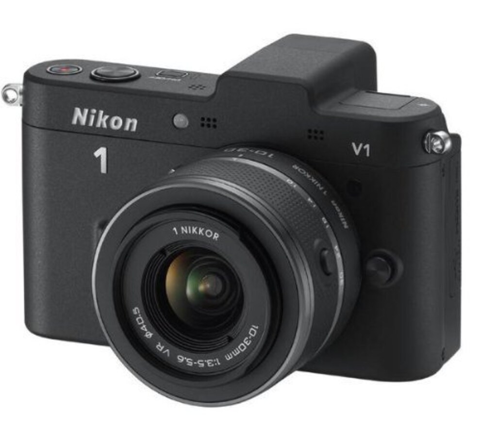 Die Nikon 1 V1 war kompakt, hatte einen Sucher, eine schnelle Serienbildfunktion und eine Art Daueraufnahme, um keinen Moment zu verpassen. Für die ambitionierten Fotografne fehlten aber mechanische Bedienelemente.
