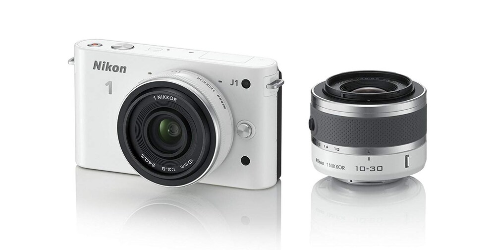 Die J1 war zusammen mit der V1 die erste Nikon 1. Sie war auf minimale Abmessungen getrimmt und kam in zahlreichen Farben.