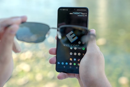 No matter how I hold the smartphone with AMOLED display...