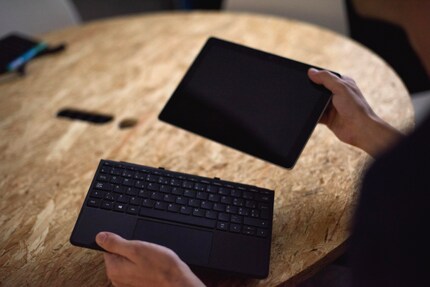 Es fühlt sich magisch an, wenn sich das Type Cover ans Tablet heftet.