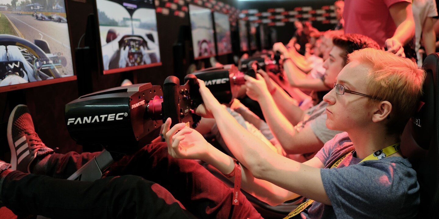 So macht Racing schon etwas mehr Freude, als mit dem gammligen Controller.