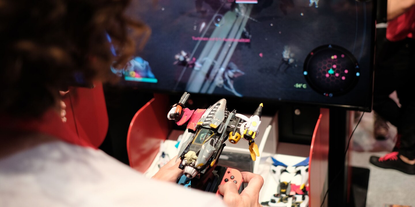 «Starlink» setzt auf physisches Zubehör, aus dem du dir dein eigenes Raumschiff zusammenstecken kannst.