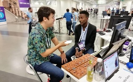 Teddy Kossoko in ein Gespräch vertieft an der Gamescom
