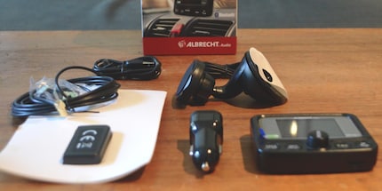 Der Inhalt ist bei allen drei Modellen etwa derselbe: Adapter, Antenne, Halterung, USB-Stromkabel und Zigarettenanzünder-Anschluss. Nur das Modell von Pure läuft mit Batterien.