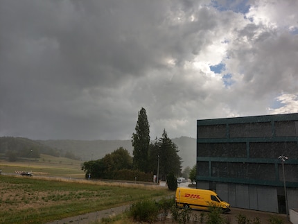 Die Hausfassade ist wieder da. Und in den Wolken sind viel mehr Details sichtbar