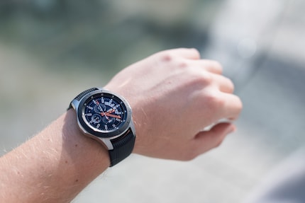 Auf den ersten Blick kaum von einer analogen Uhr zu unterscheiden