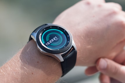 Die Zifferblätter lassen sich austauschen, das Silikonarmband sieht etwas billig aus im Vergleich zum Gehäuse
