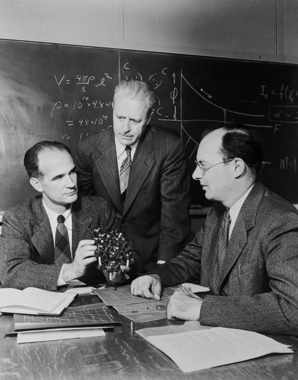 William Shockley, Walter Houser Brattain und John Bardeen (von links nach rechts): die Erfinder des Transistors