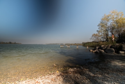 So sieht das mit dem Hoya Variable Density Filter aus. Je stärker der Filter eingestellt ist, desto übler die Bildfehler. Ausserdem zeigen die Wellen im Wasser, dass der Filter zu schwach ist, um in dieser Situation genügend lange zu belichten.