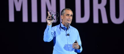 Die Shooting Star Mini Drone ist sehr klein, wie uns Intel-CEO Brian Krzanich hier demonstriert.